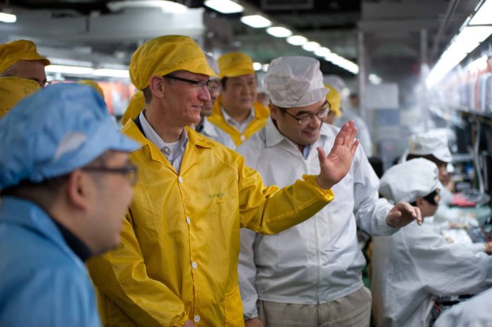 Tim Cook visits Foxconn - Photo: Bowen Liu/Apple Inc.